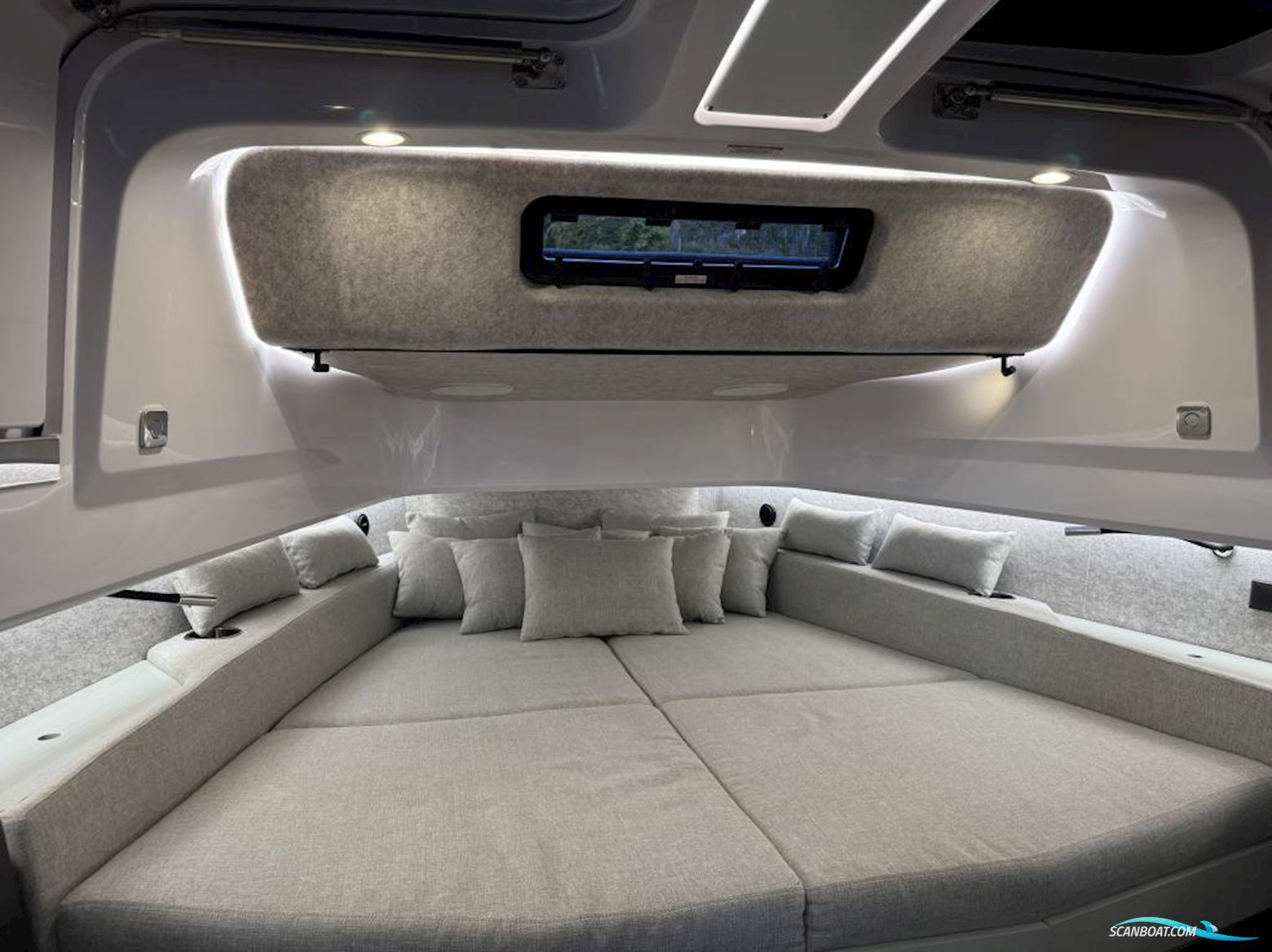 Axopar 45 XC Cross Cabin