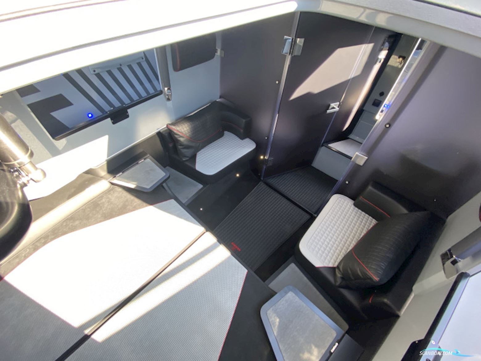 Axopar Brabus Shadow 900 Cross Cabin