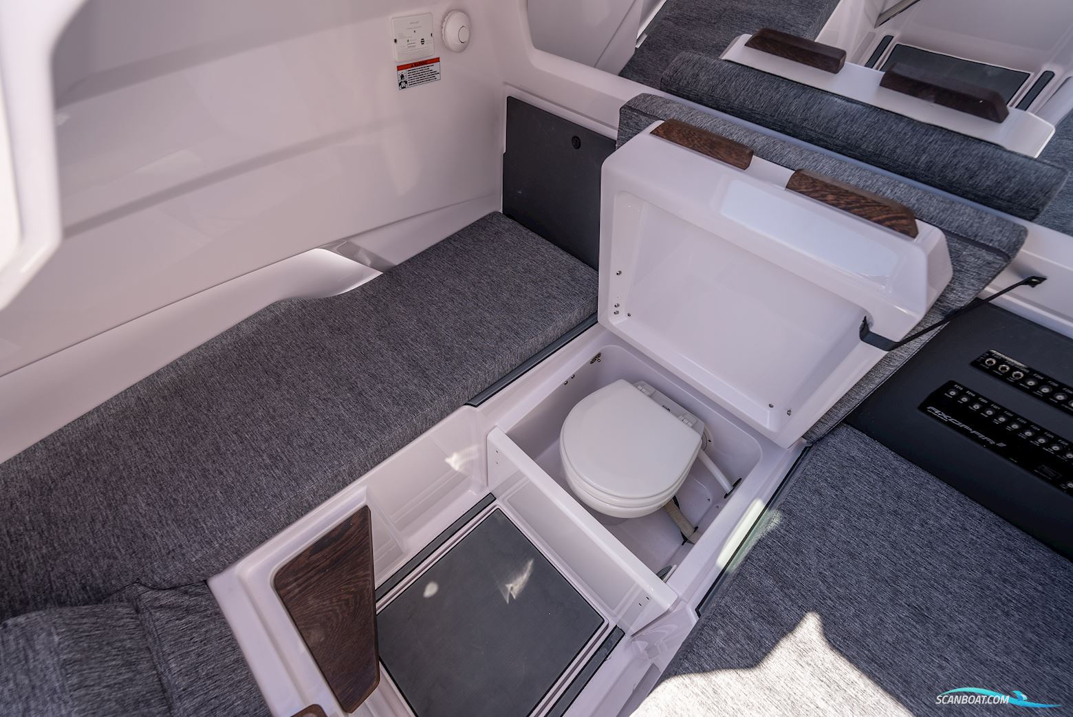 Axopar Yachts 29 XC Cross Cabin