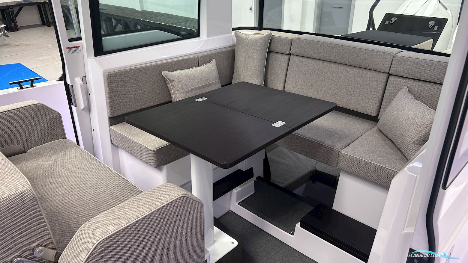 Axopar Yachts 37 XC Cross Cabin