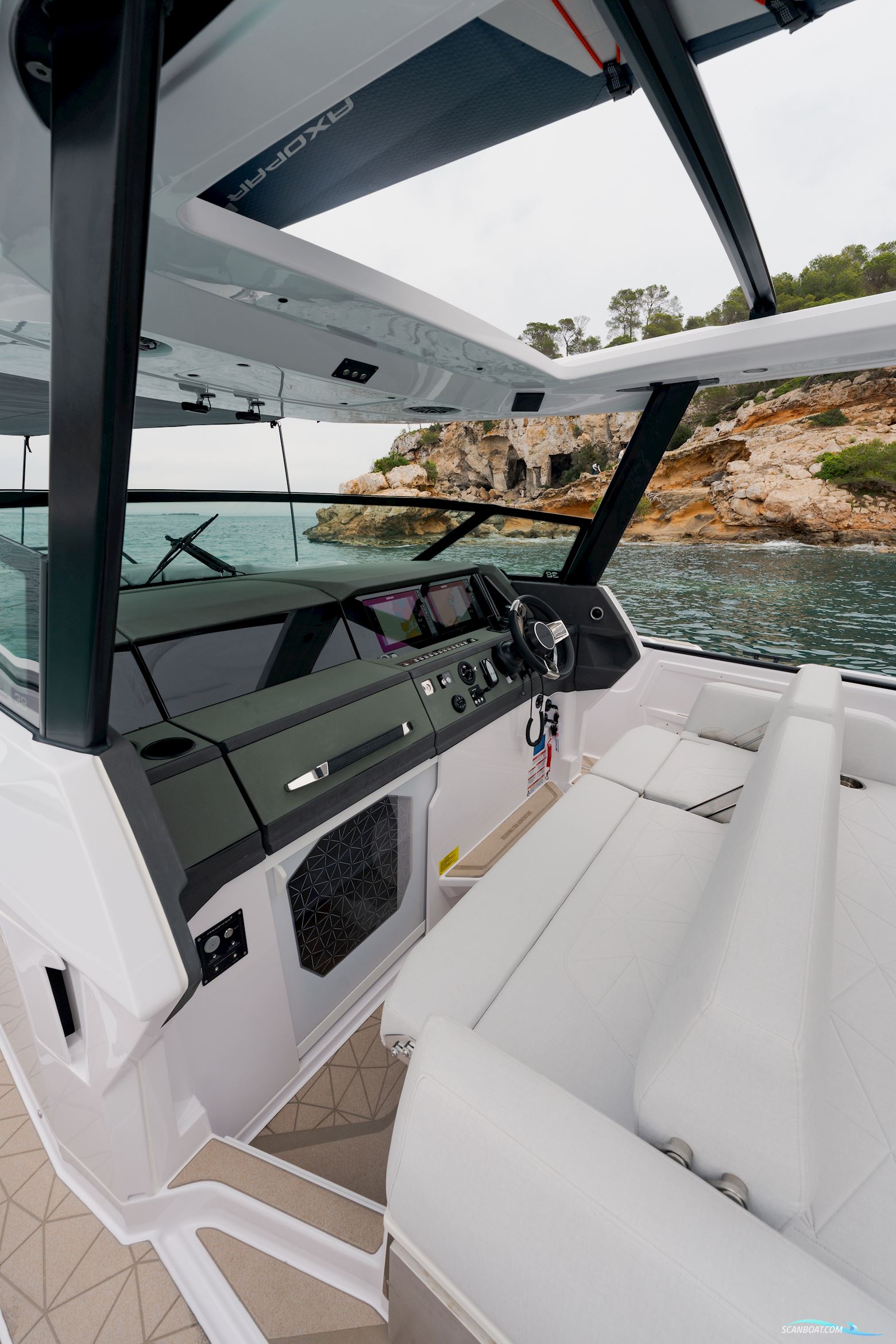 Axopar Yachts Axopar 38 Suntop
