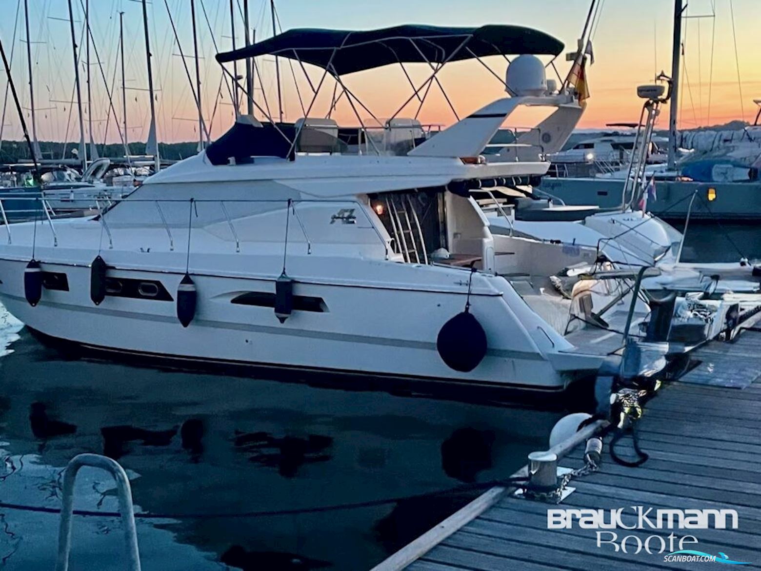 Azimut Yachts Modell Motorboat 1996, with Caterpillar Inc. engine, Croatia