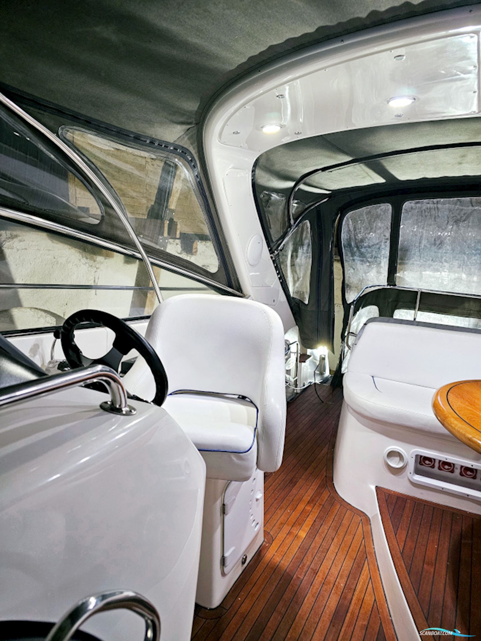 Bavaria 38 Sport Volvo Penta IPS-400 Joystick control