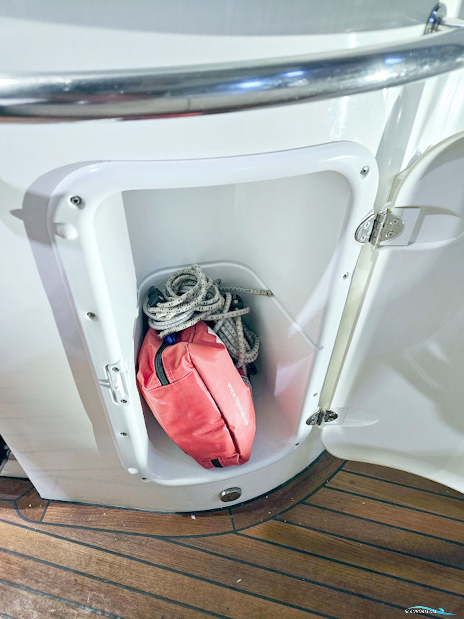 Bavaria 38 Sport Volvo Penta IPS-400 Joystick control