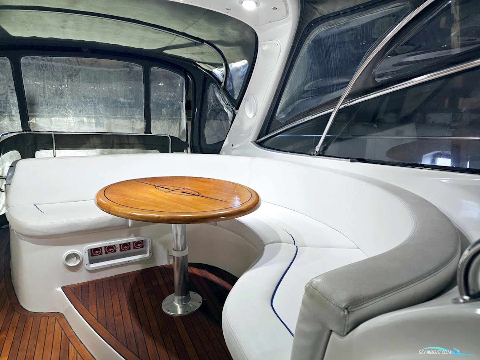 Bavaria 38 Sport Volvo Penta IPS-400 Joystick control