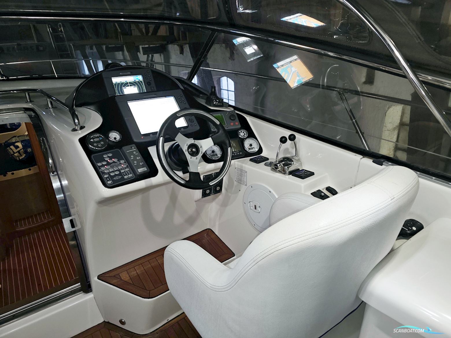 Bavaria 38 Sport Volvo Penta IPS-400 Joystick control
