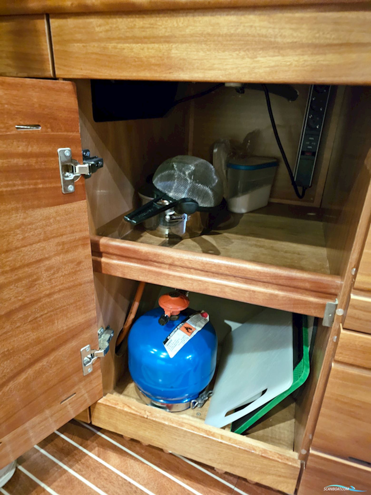 Bavaria 38 Sport Volvo Penta IPS-400 Joystick control