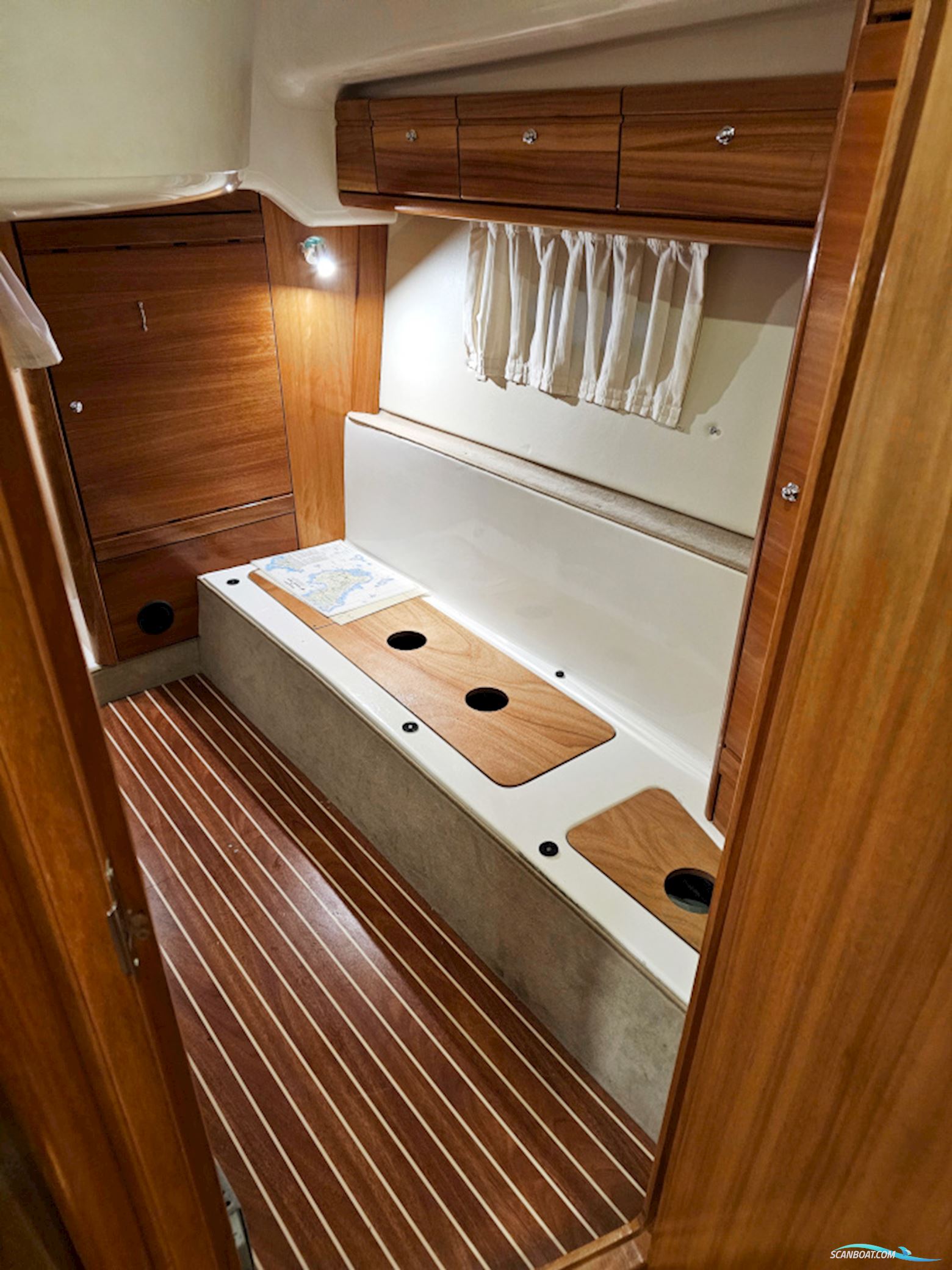 Bavaria 38 Sport Volvo Penta IPS-400 Joystick control