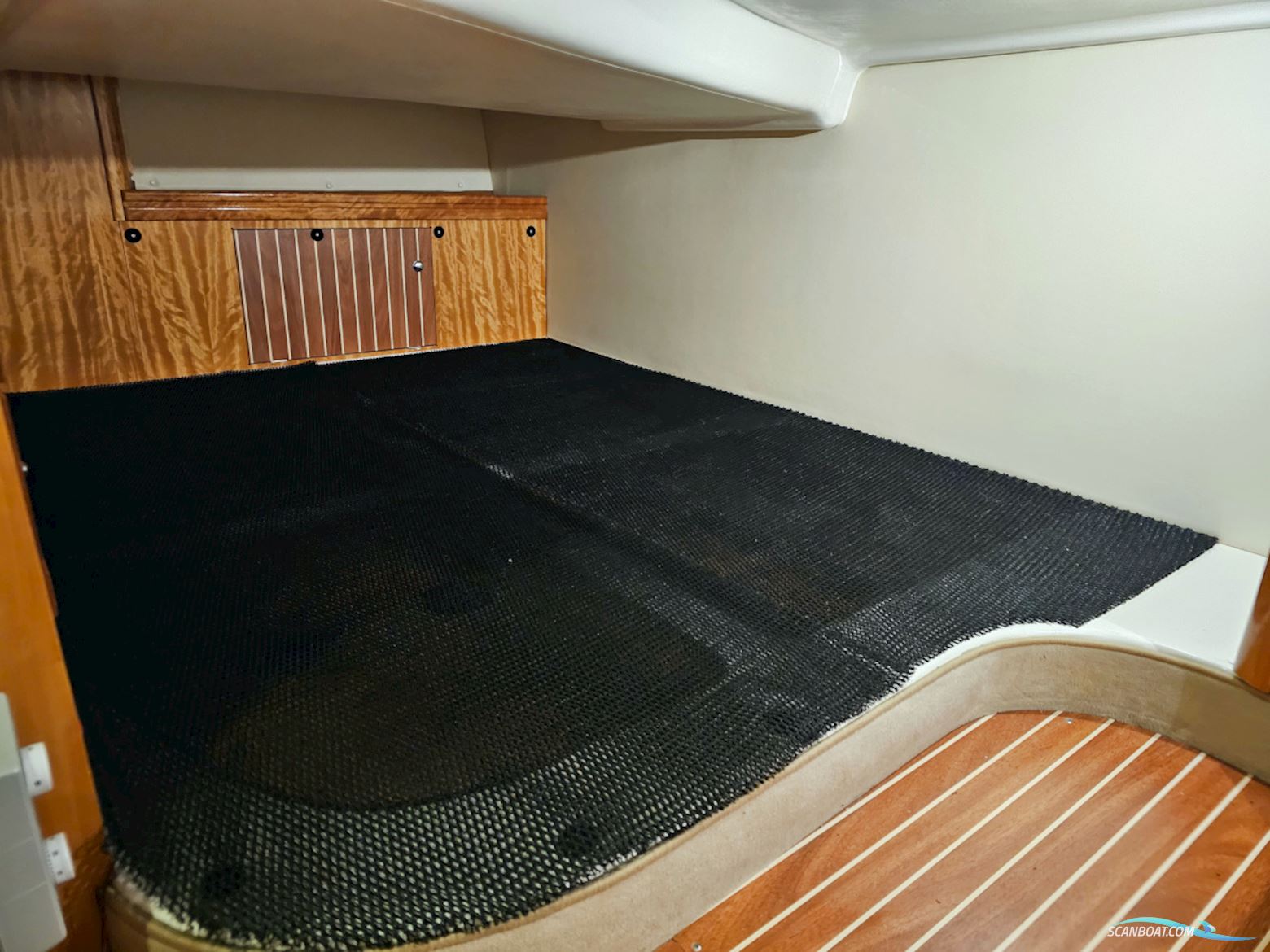 Bavaria 38 Sport Volvo Penta IPS-400 Joystick control