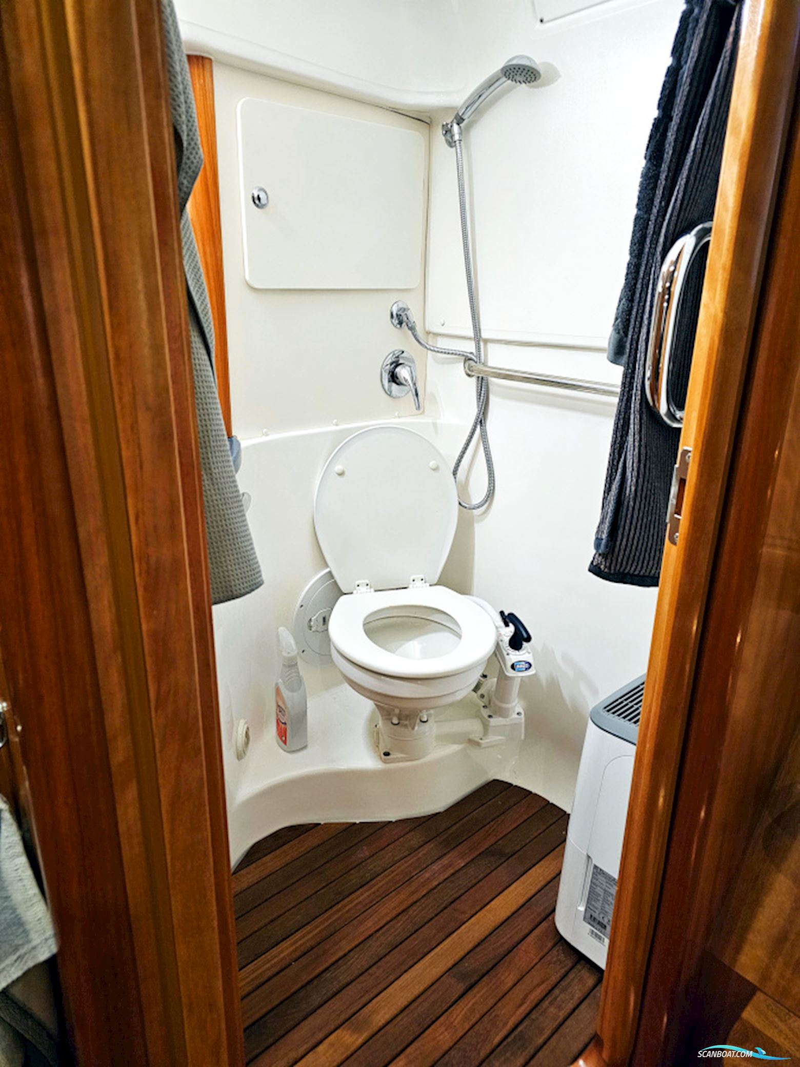 Bavaria 38 Sport Volvo Penta IPS-400 Joystick control