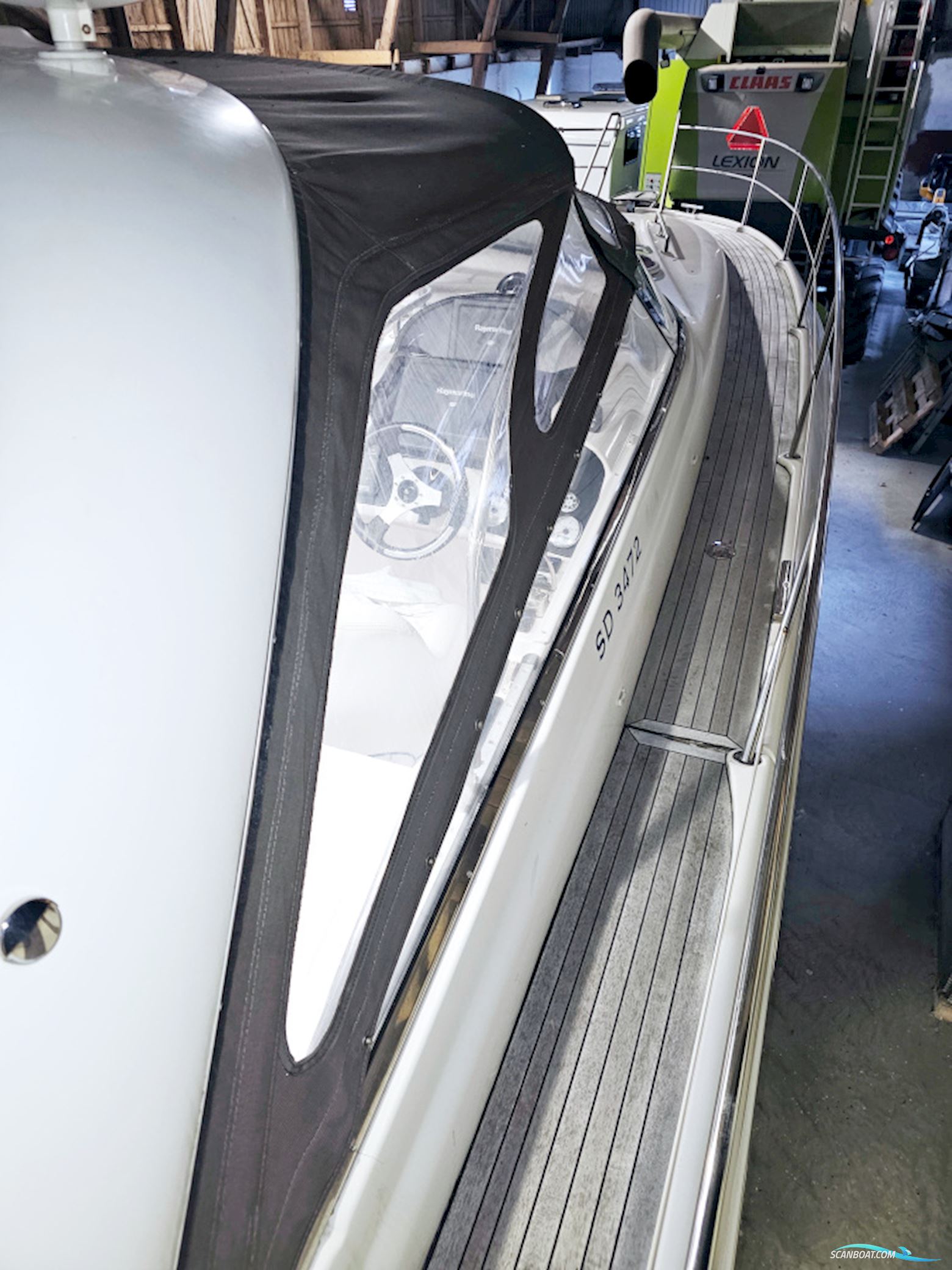 Bavaria 38 Sport Volvo Penta IPS-400 Joystick control