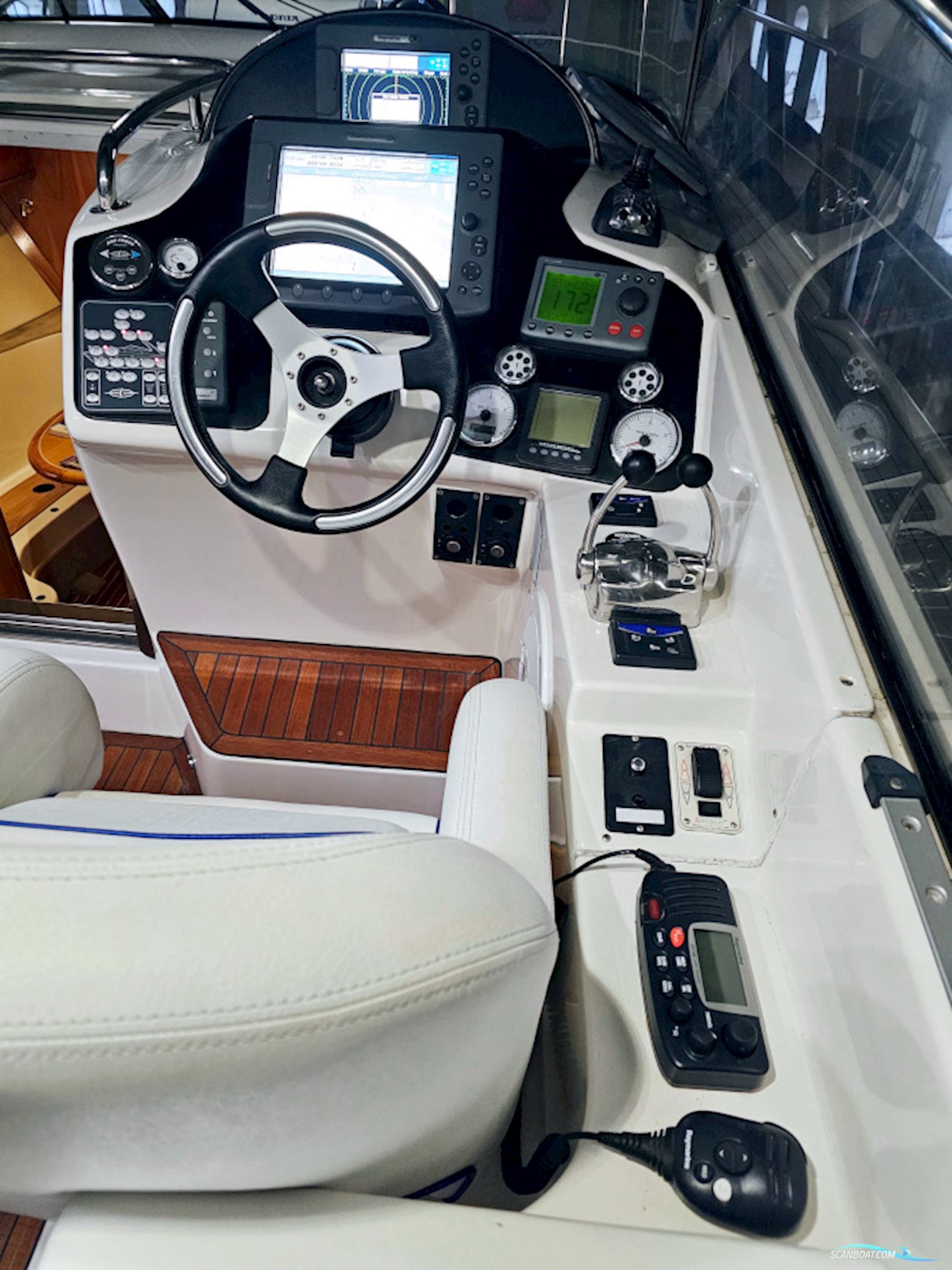Bavaria 38 Sport Volvo Penta IPS-400 Joystick control