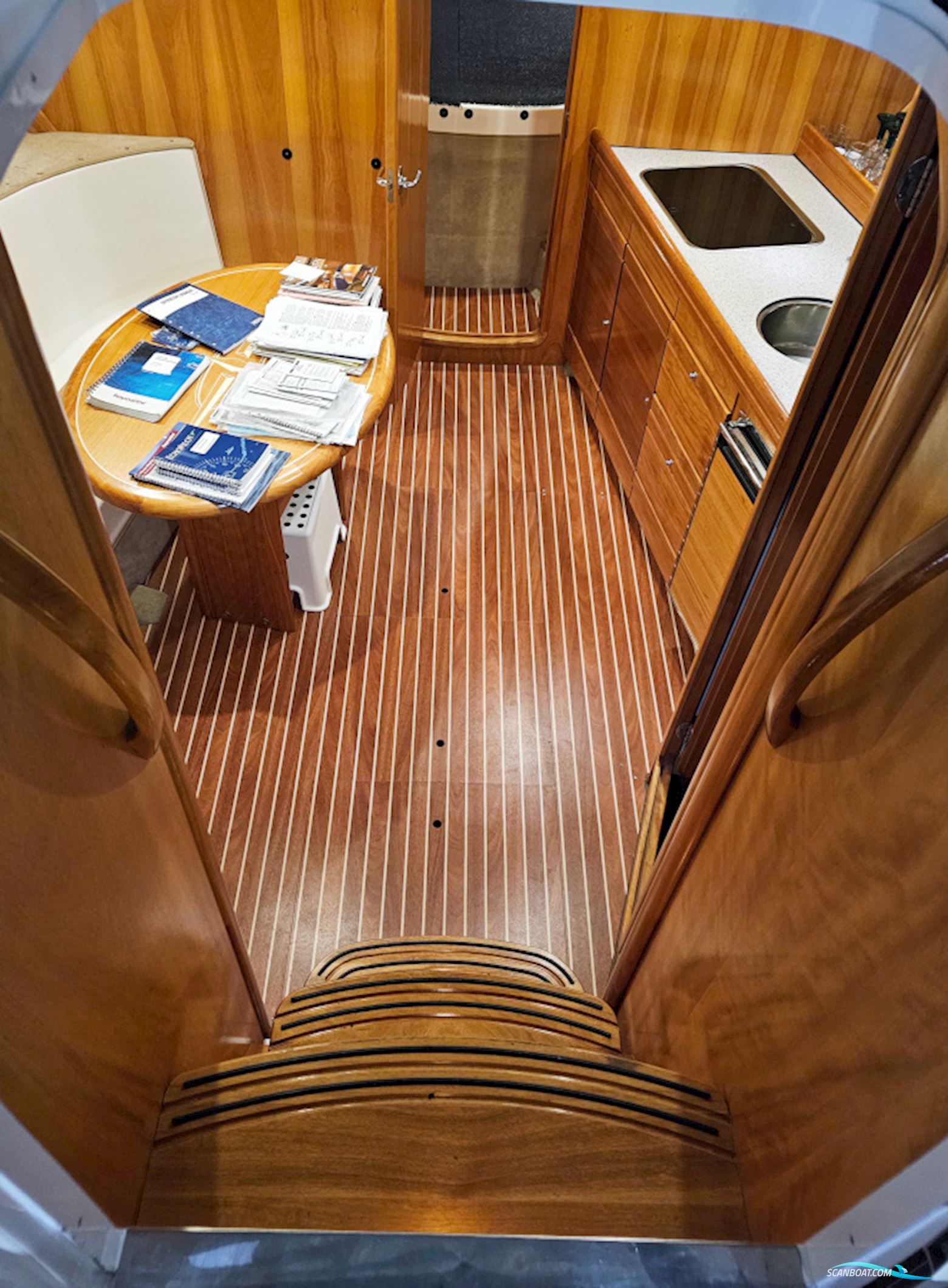 Bavaria 38 Sport Volvo Penta IPS-400 Joystick control