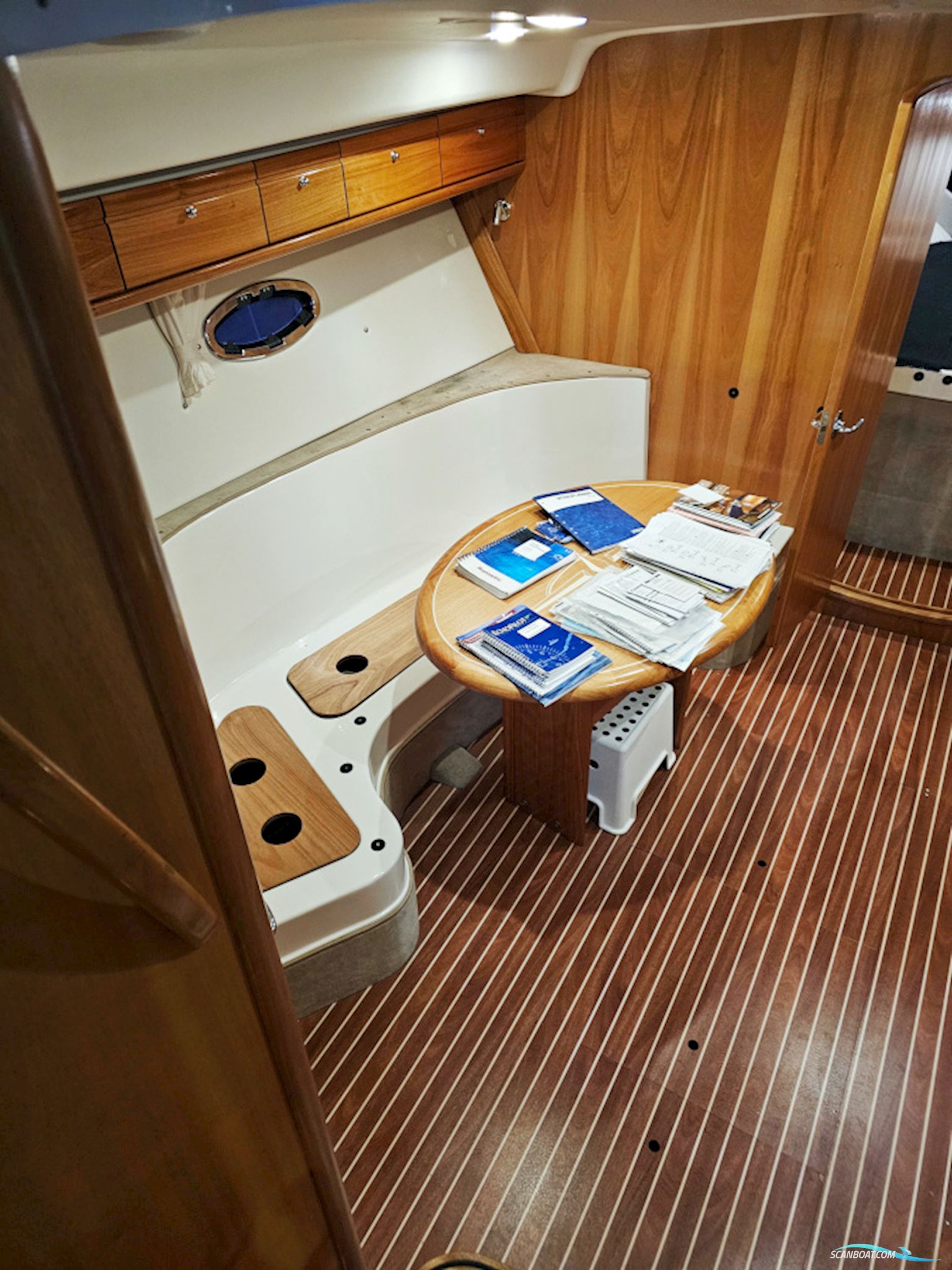 Bavaria 38 Sport Volvo Penta IPS-400 Joystick control