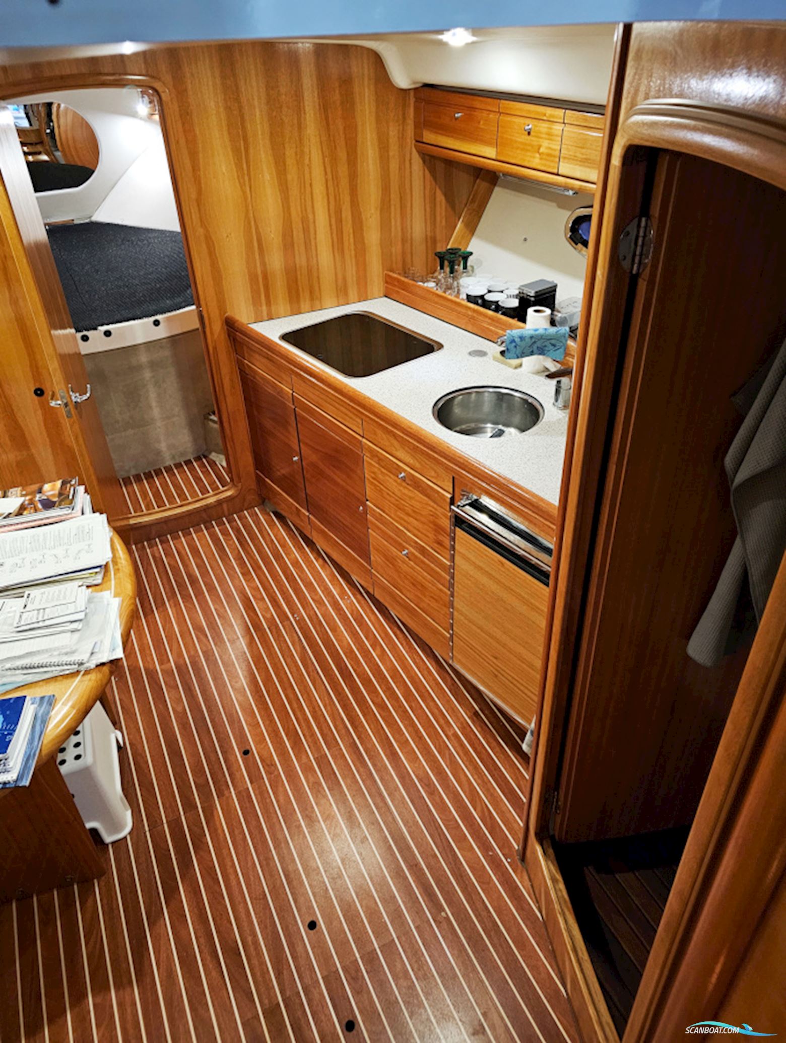 Bavaria 38 Sport Volvo Penta IPS-400 Joystick control