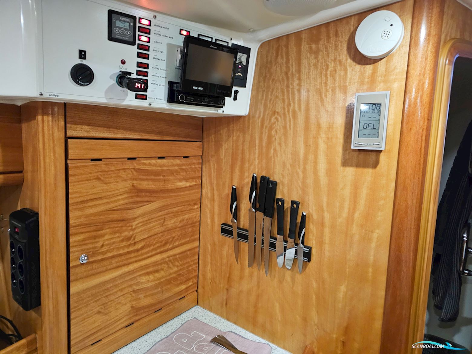 Bavaria 38 Sport Volvo Penta IPS-400 Joystick control