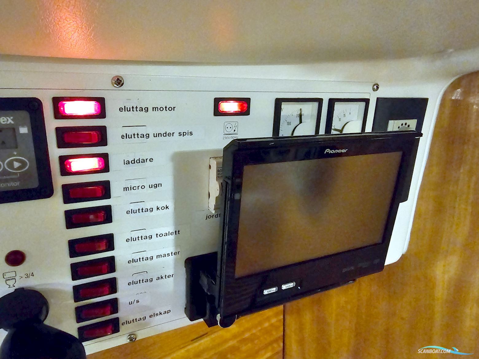 Bavaria 38 Sport Volvo Penta IPS-400 Joystick control