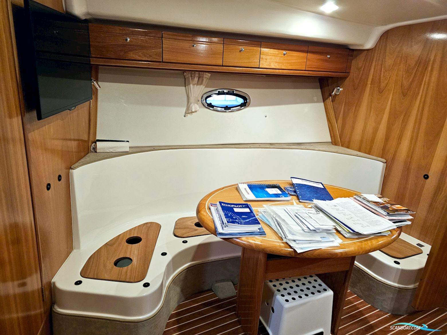 Bavaria 38 Sport Volvo Penta IPS-400 Joystick control