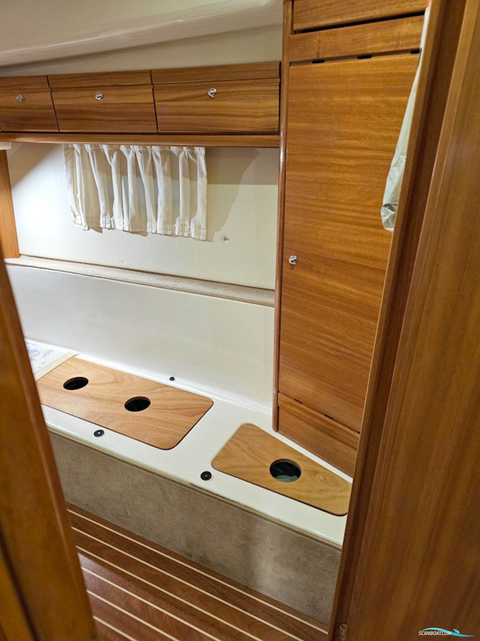 Bavaria 38 Sport Volvo Penta IPS-400 Joystick control