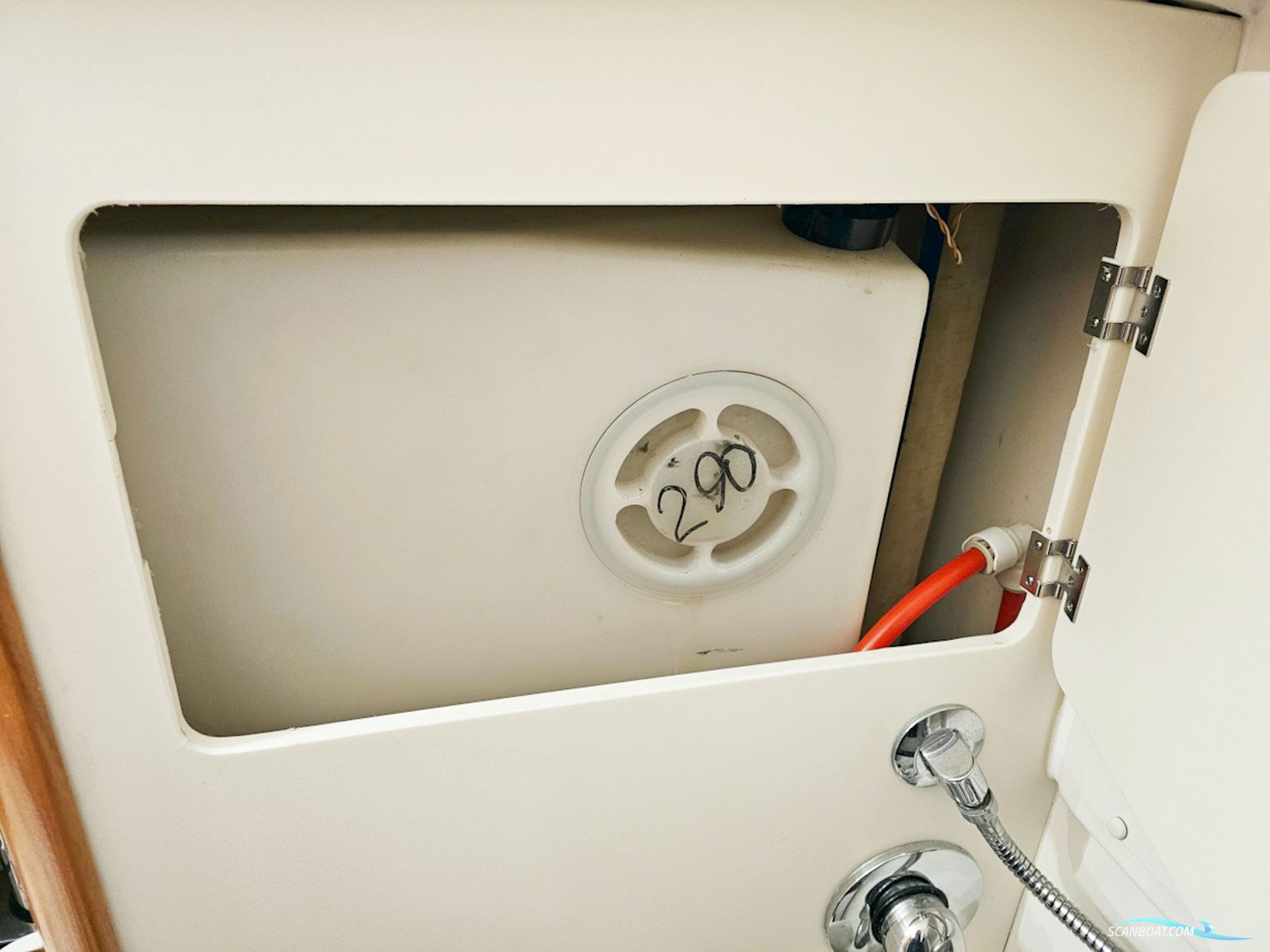 Bavaria 38 Sport Volvo Penta IPS-400 Joystick control