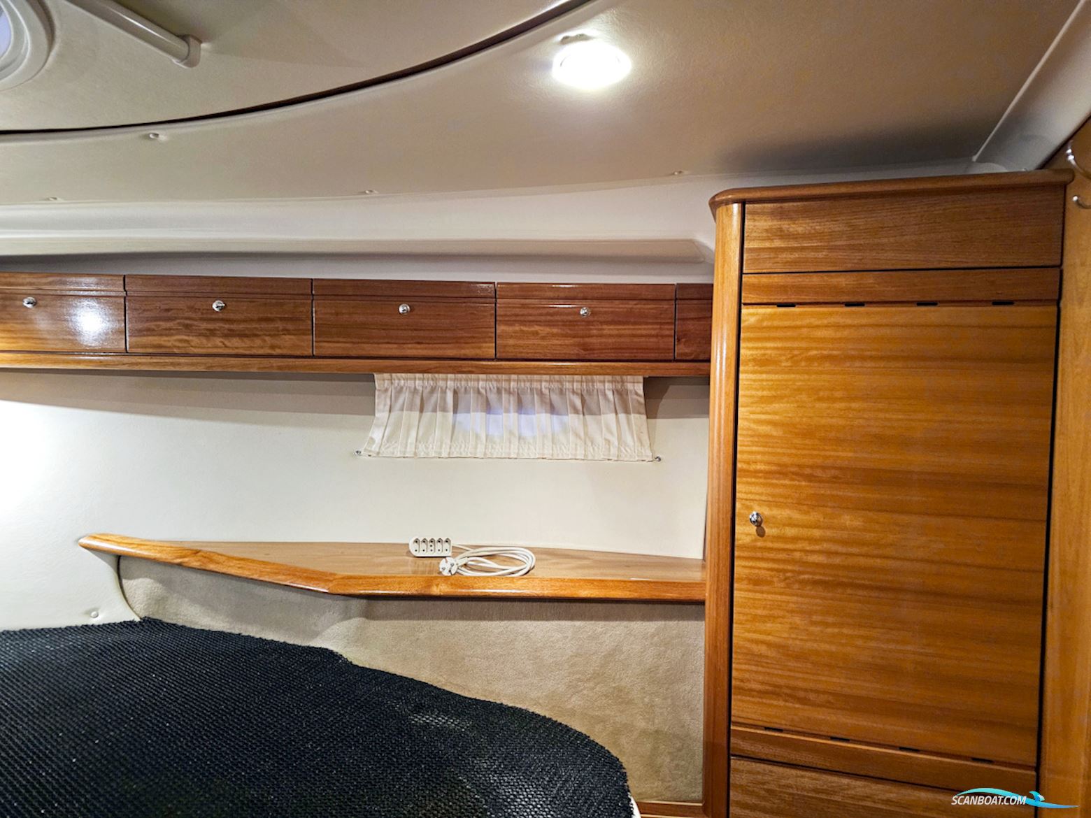 Bavaria 38 Sport Volvo Penta IPS-400 Joystick control
