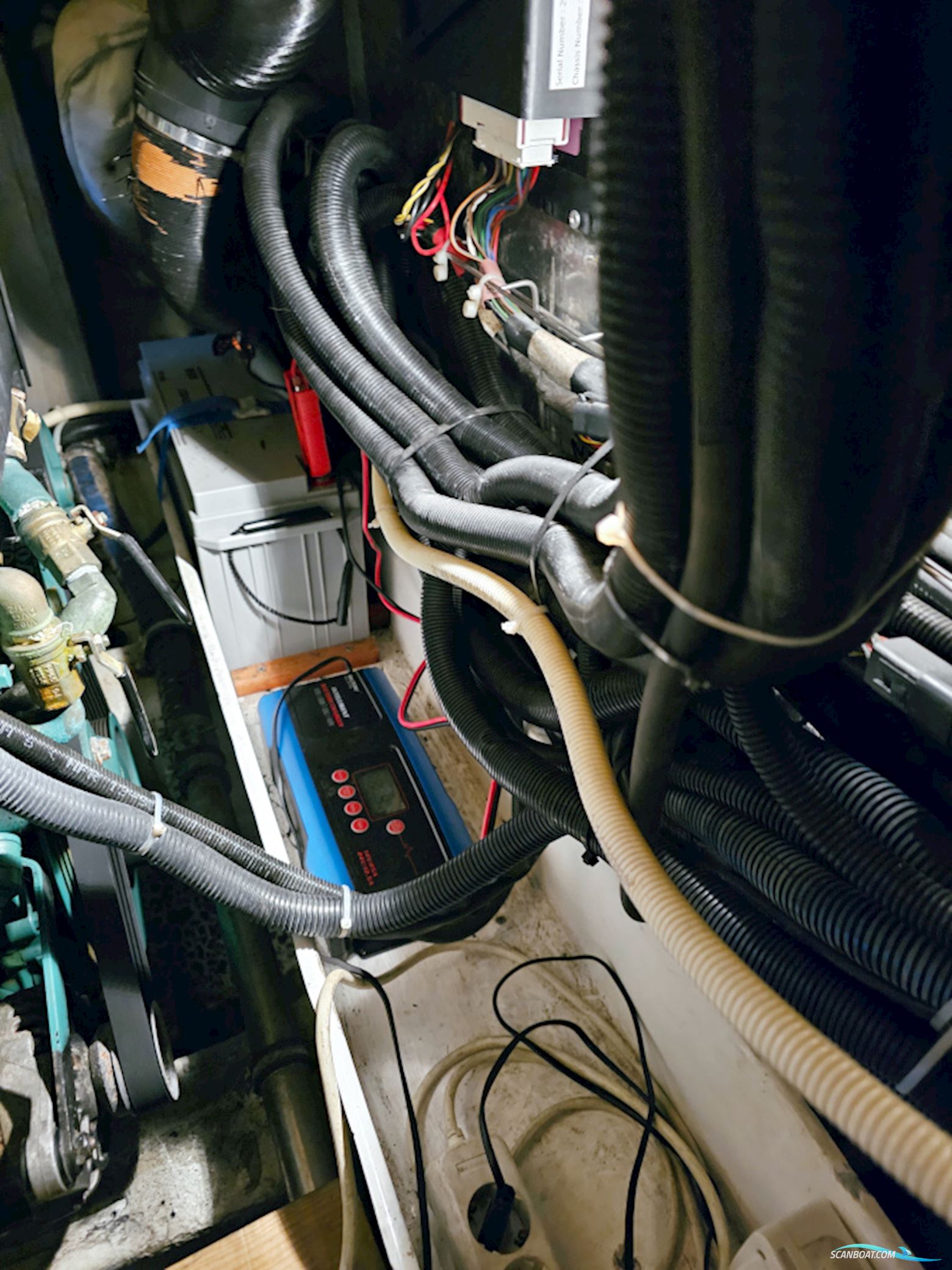 Bavaria 38 Sport Volvo Penta IPS-400 Joystick control