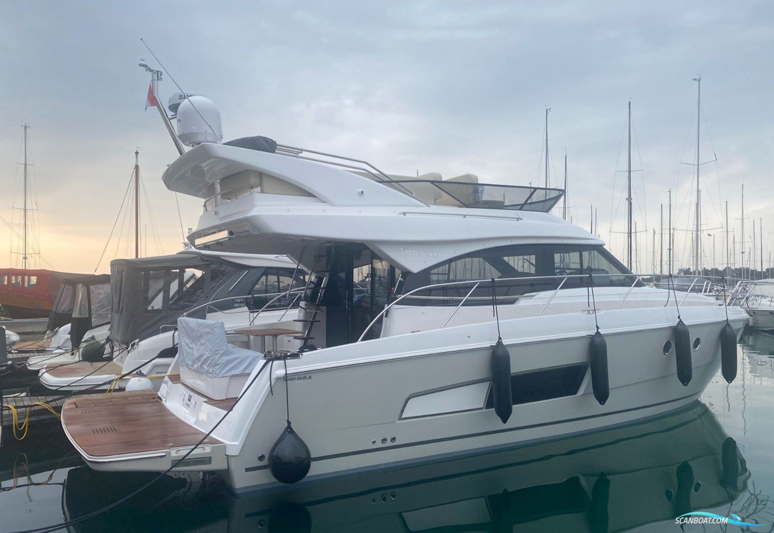 Bavaria 420 Fly - 2023 Motorboat 2023, with Volvo Penta D6-440 Joystick engine, Croatia