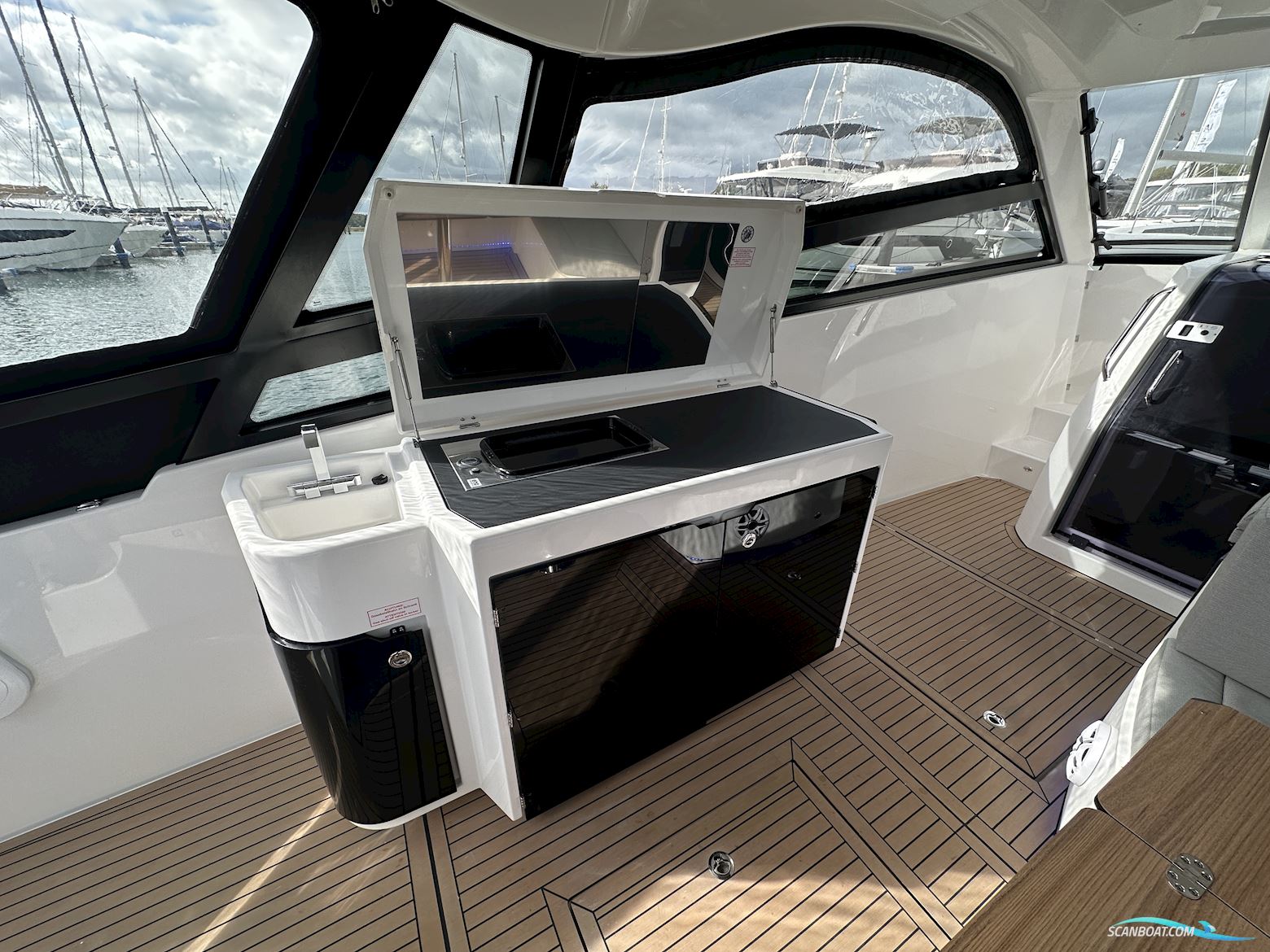 Bavaria Vida 33 Hard Top - PALMA BOAT SHOW DISCOUNT