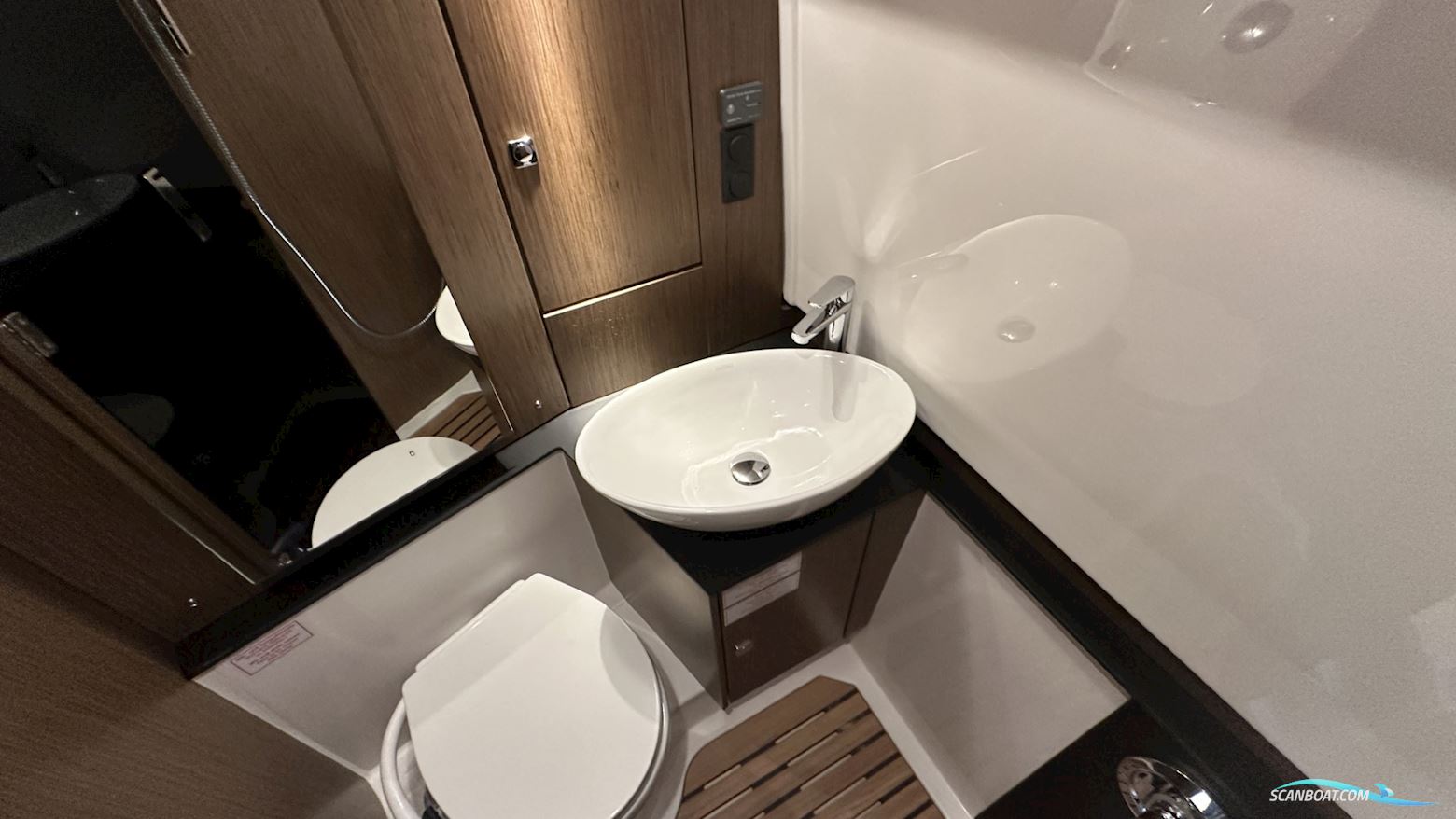 Bavaria Vida 33 Hard Top - PALMA BOAT SHOW DISCOUNT