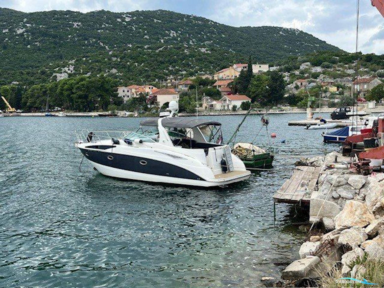 Bayliner 325 Motorboat 2006, with CUMMINS MERCRUISER  4.2 TDI engine, Croatia