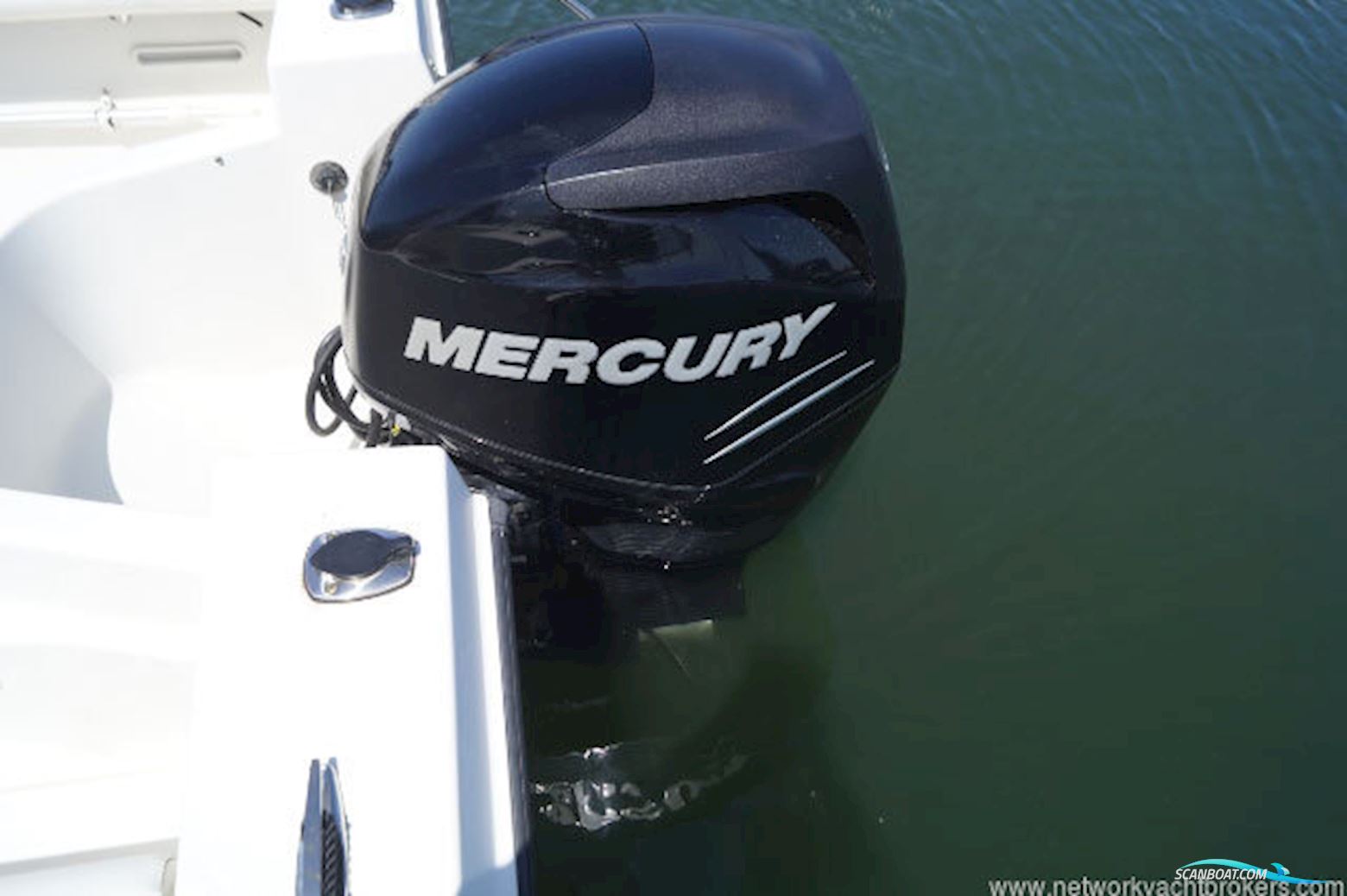 Bayliner Trophy 2102 Walkaround