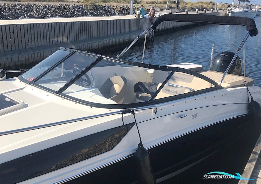 Bayliner VR5 Cuddy Cabin