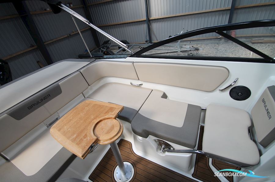 Bayliner VR5 Cuddy Cabin