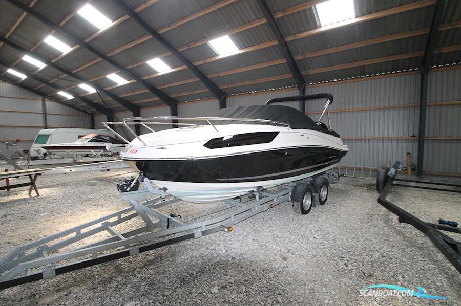 Bayliner VR5 Cuddy Cabin