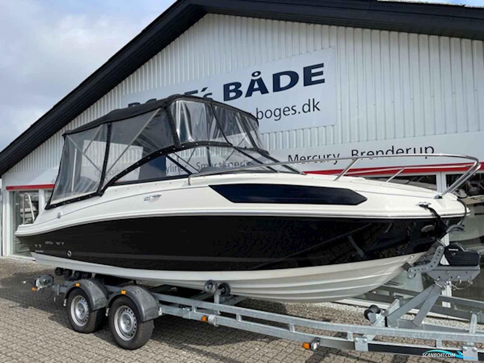Bayliner VR5 Cuddy Med F225 Mercury V6 og 2500 kg Brenderup Trailer.