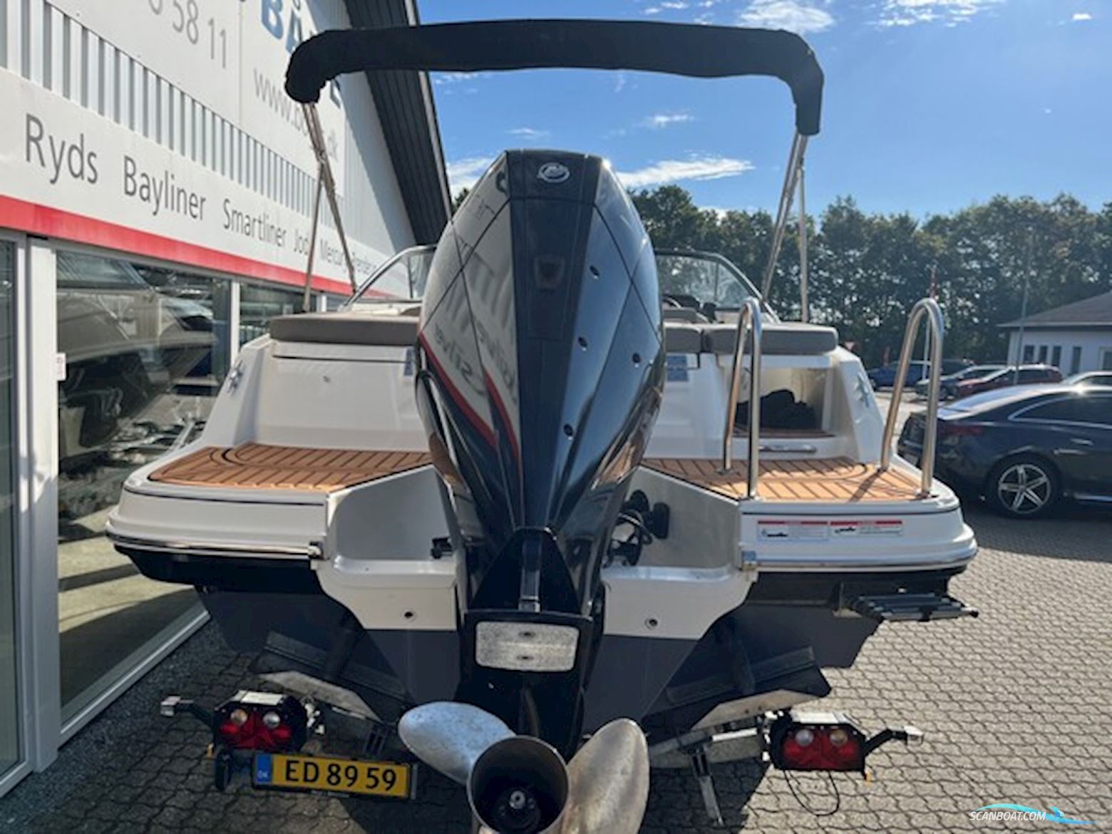 Bayliner VR5 Cuddy Med Mercury F225 V6 og 2500 kg Brenderup Trailer.