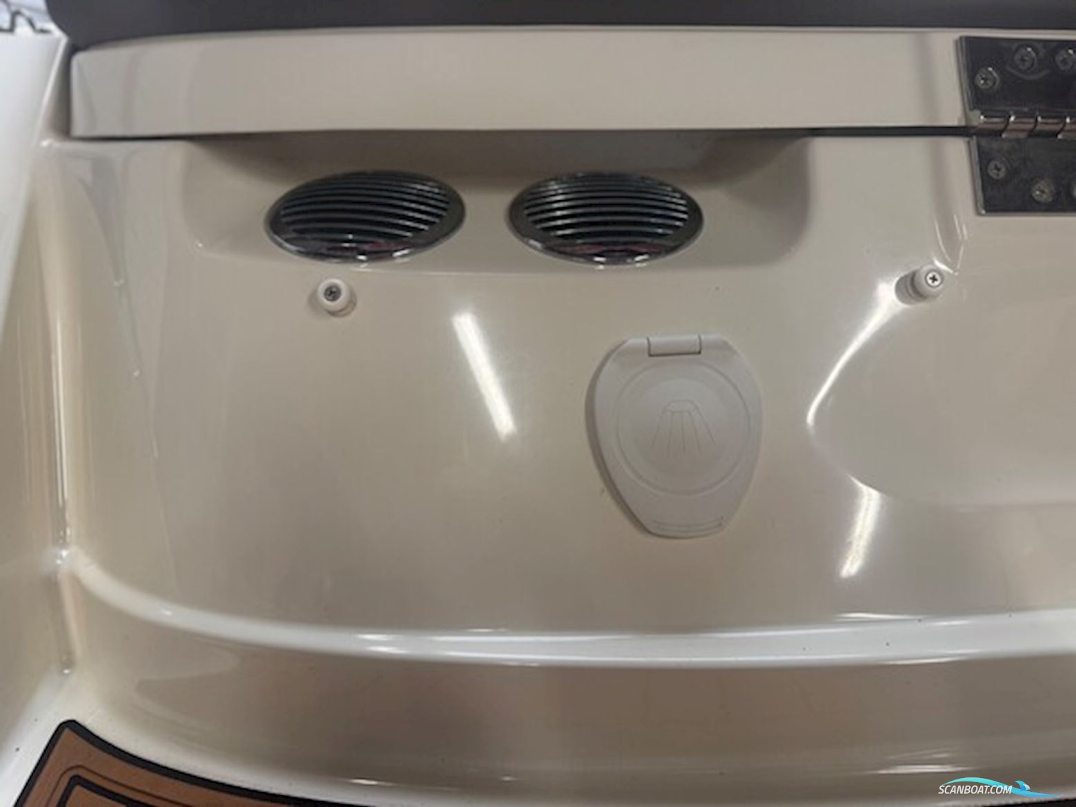 Bayliner VR6 Cuddy Med 300 hk Mercruiser-Efi V8 6,2L og 2700 kg Variant Bådtrailer