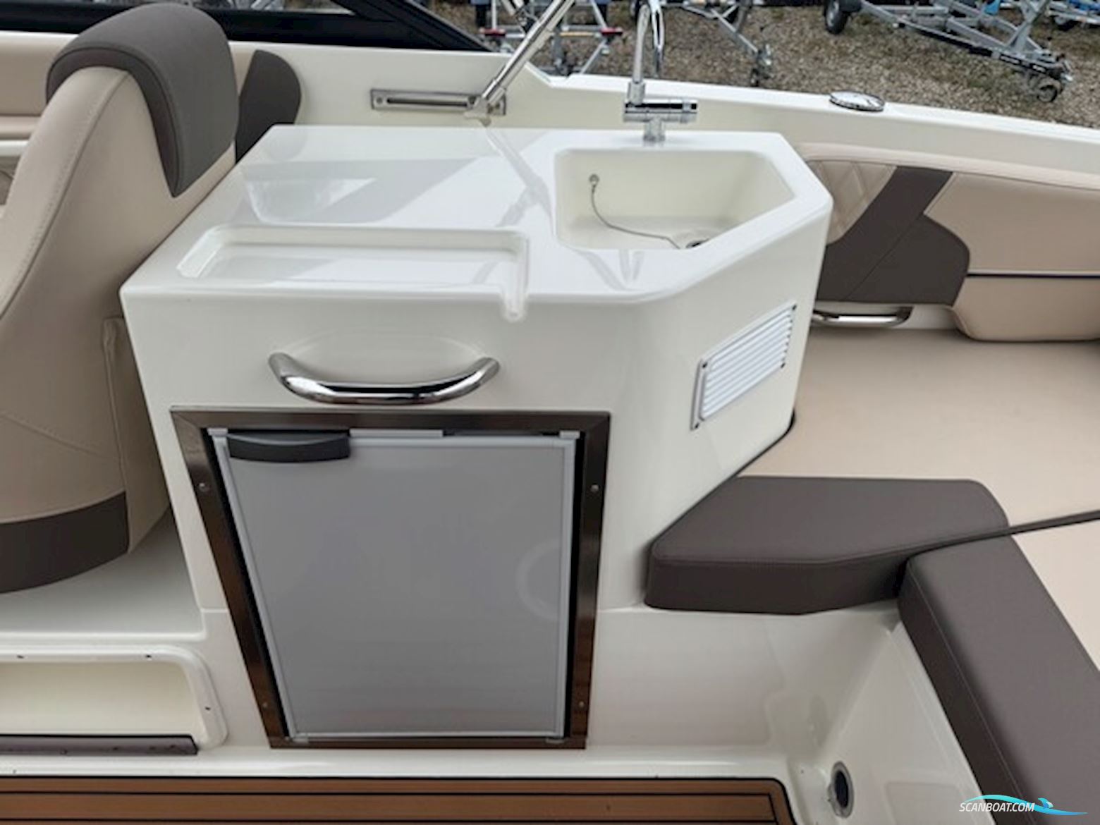 Bayliner VR6 Cuddy Med 300 hk Mercruiser-Efi V8 6,2L og 2700 kg Variant Bådtrailer