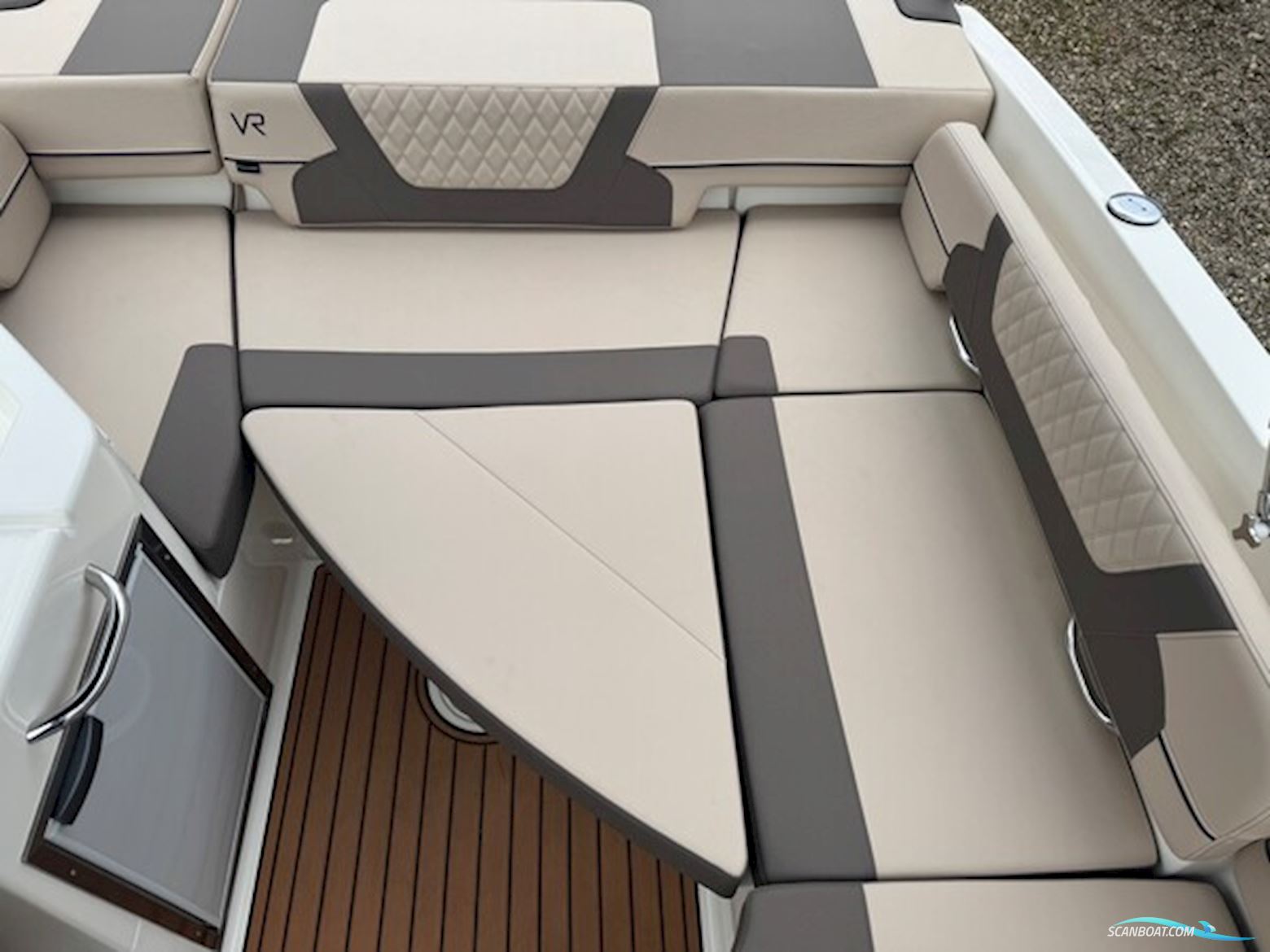 Bayliner VR6 Cuddy Med 300 hk Mercruiser-Efi V8 6,2L og 2700 kg Variant Bådtrailer