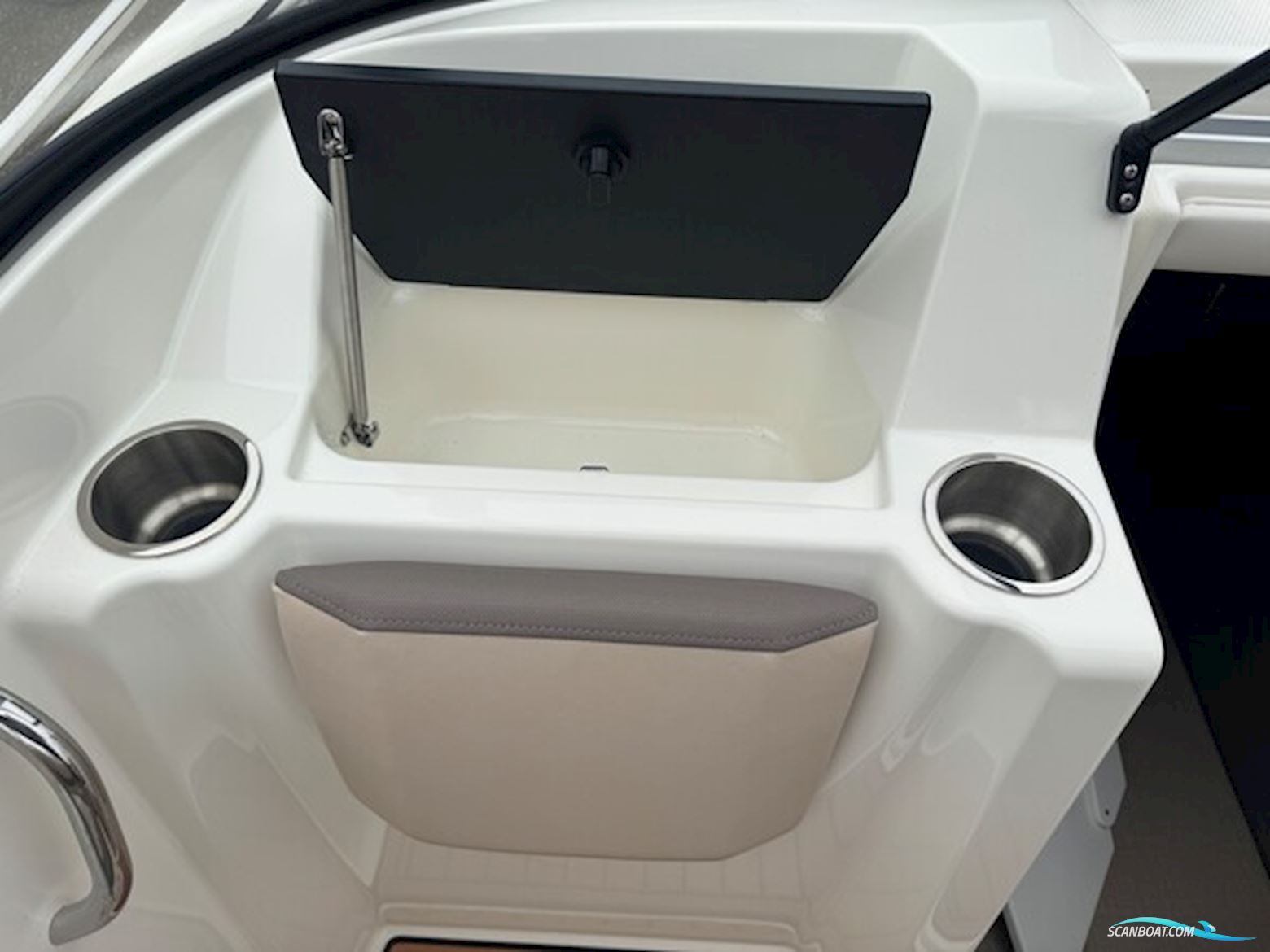 Bayliner VR6 Cuddy Med 300 hk Mercruiser-Efi V8 6,2L og 2700 kg Variant Bådtrailer