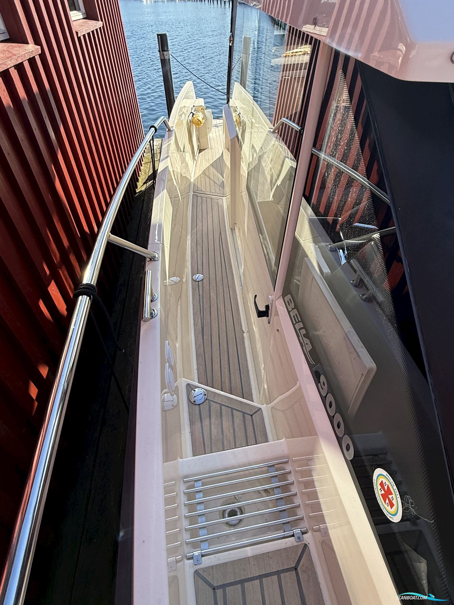 Bella 9000 Utroligt Rummelig Familiebåd