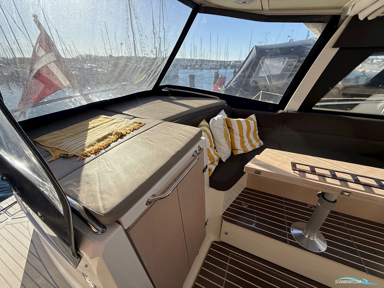 Bella 9000 Utroligt Rummelig Familiebåd