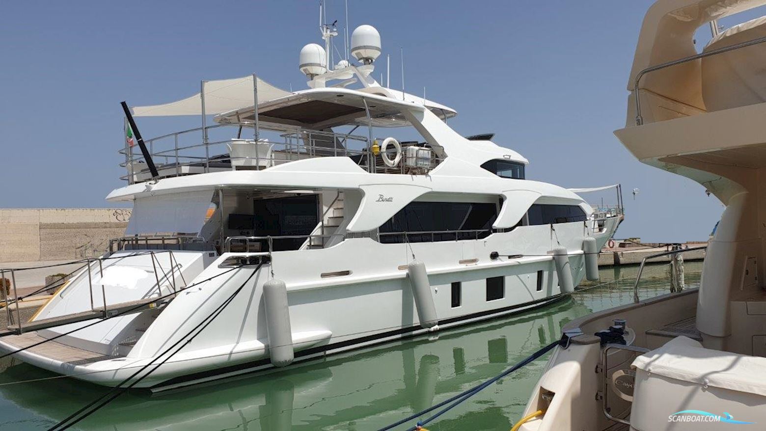 Benetti Delfino 93