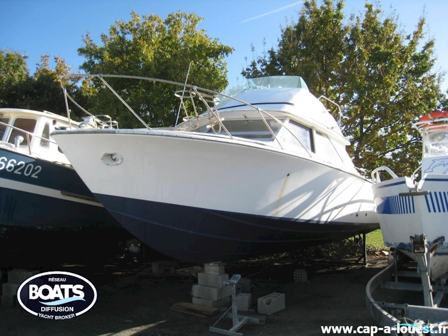 Bertram 28 FLY Motorboat 1973, with GM Peninsular V8 engine, France