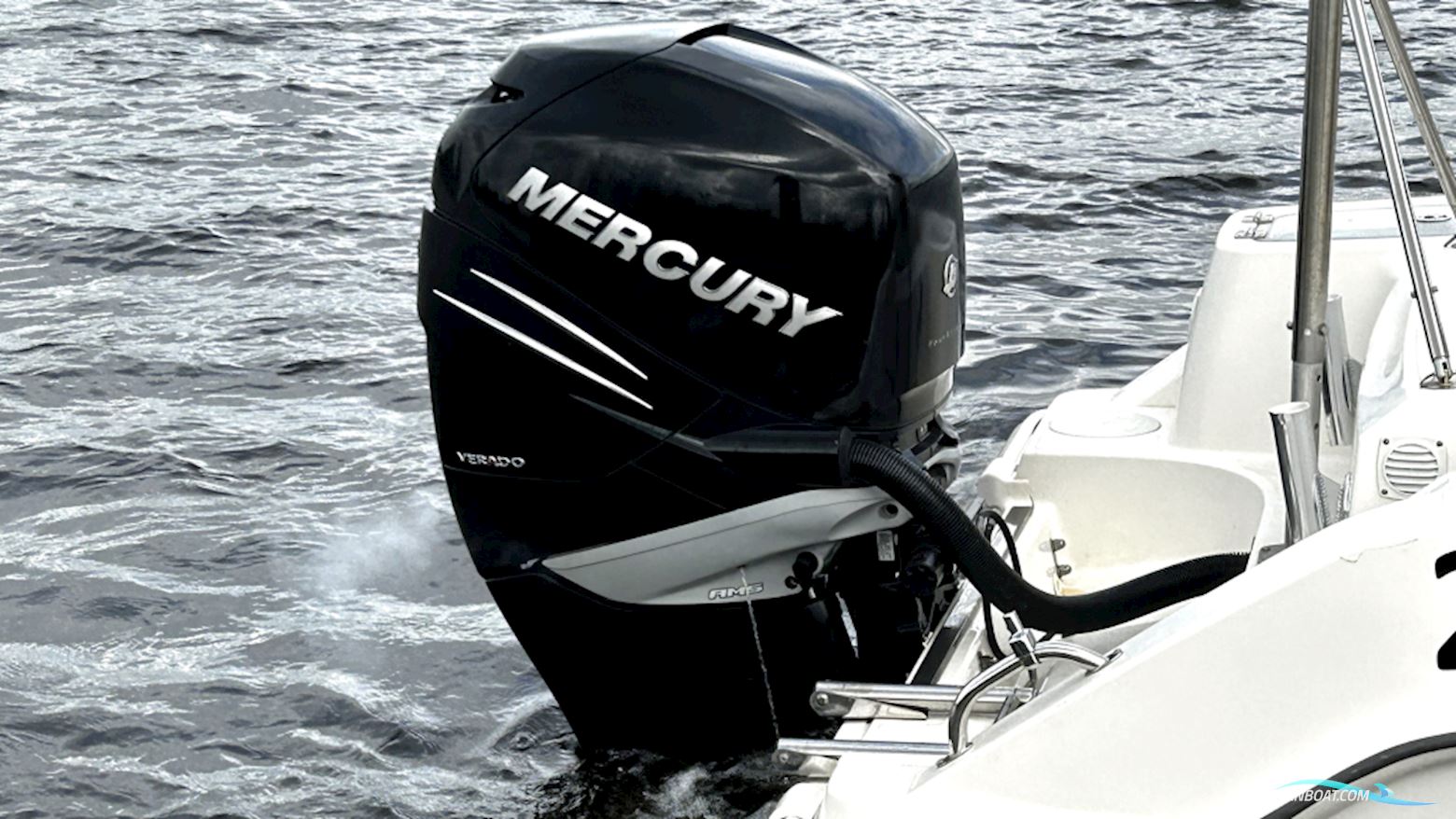 Boston Whaler 230 Outrage