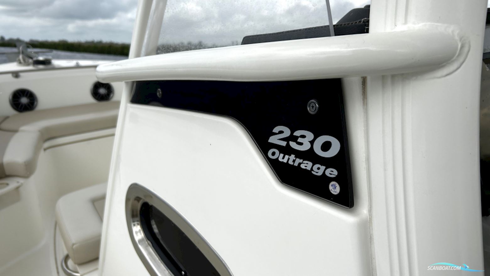 Boston Whaler 230 Outrage