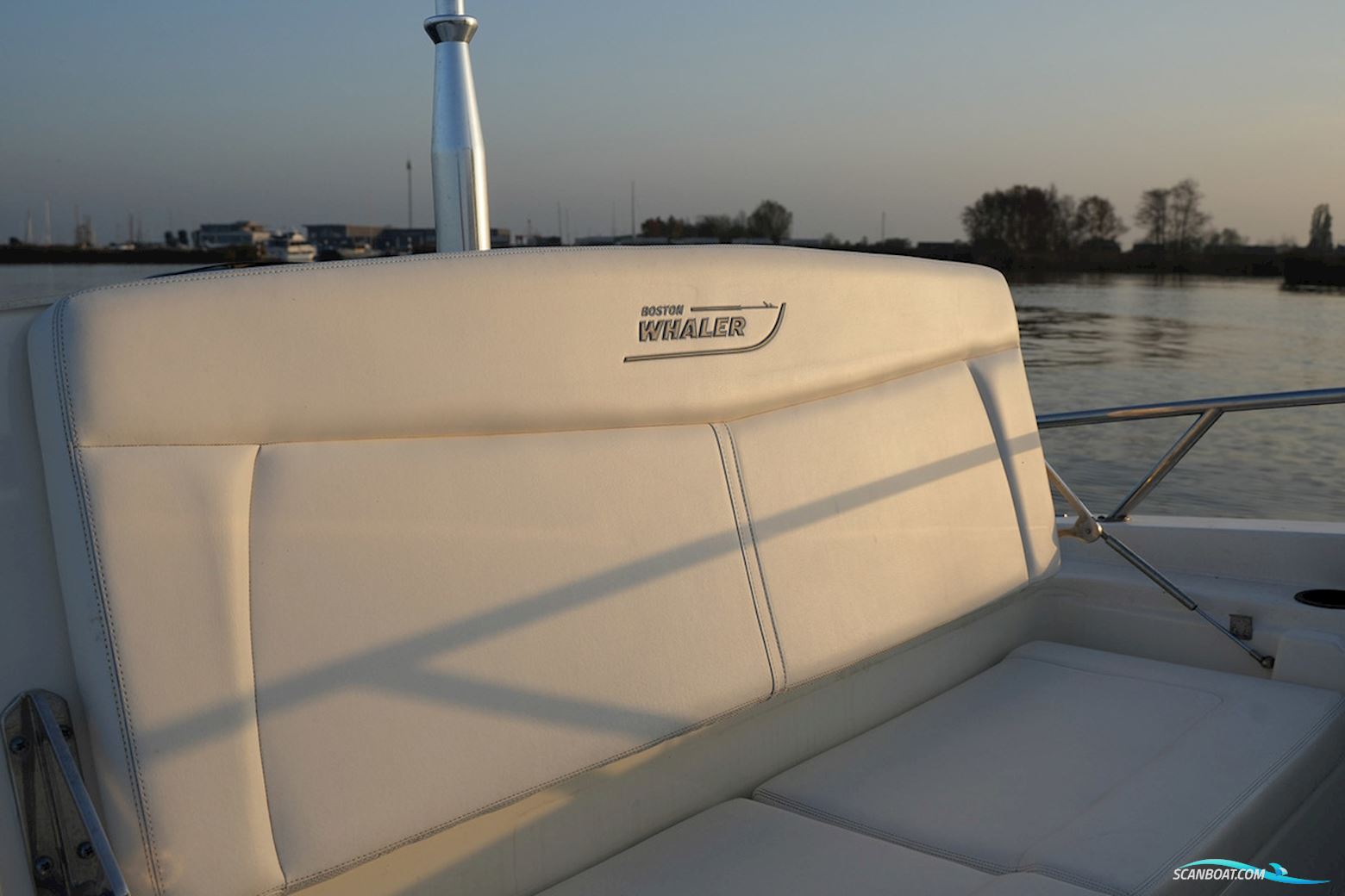 Boston Whaler 270 Dauntless