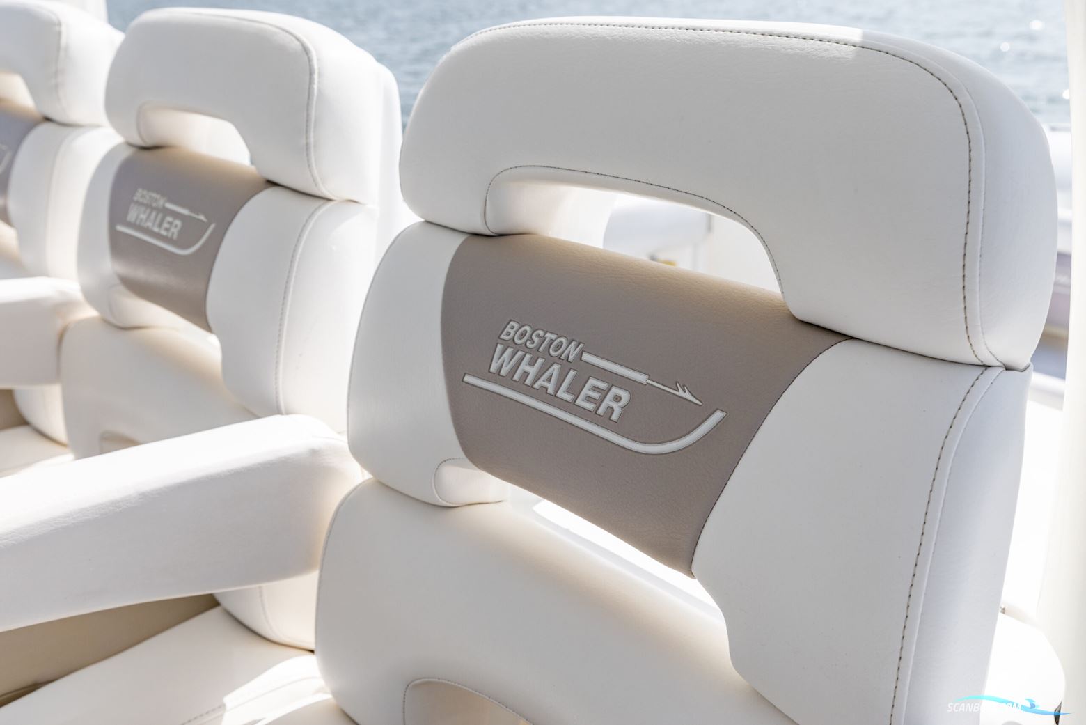 Boston Whaler 370 Outrage