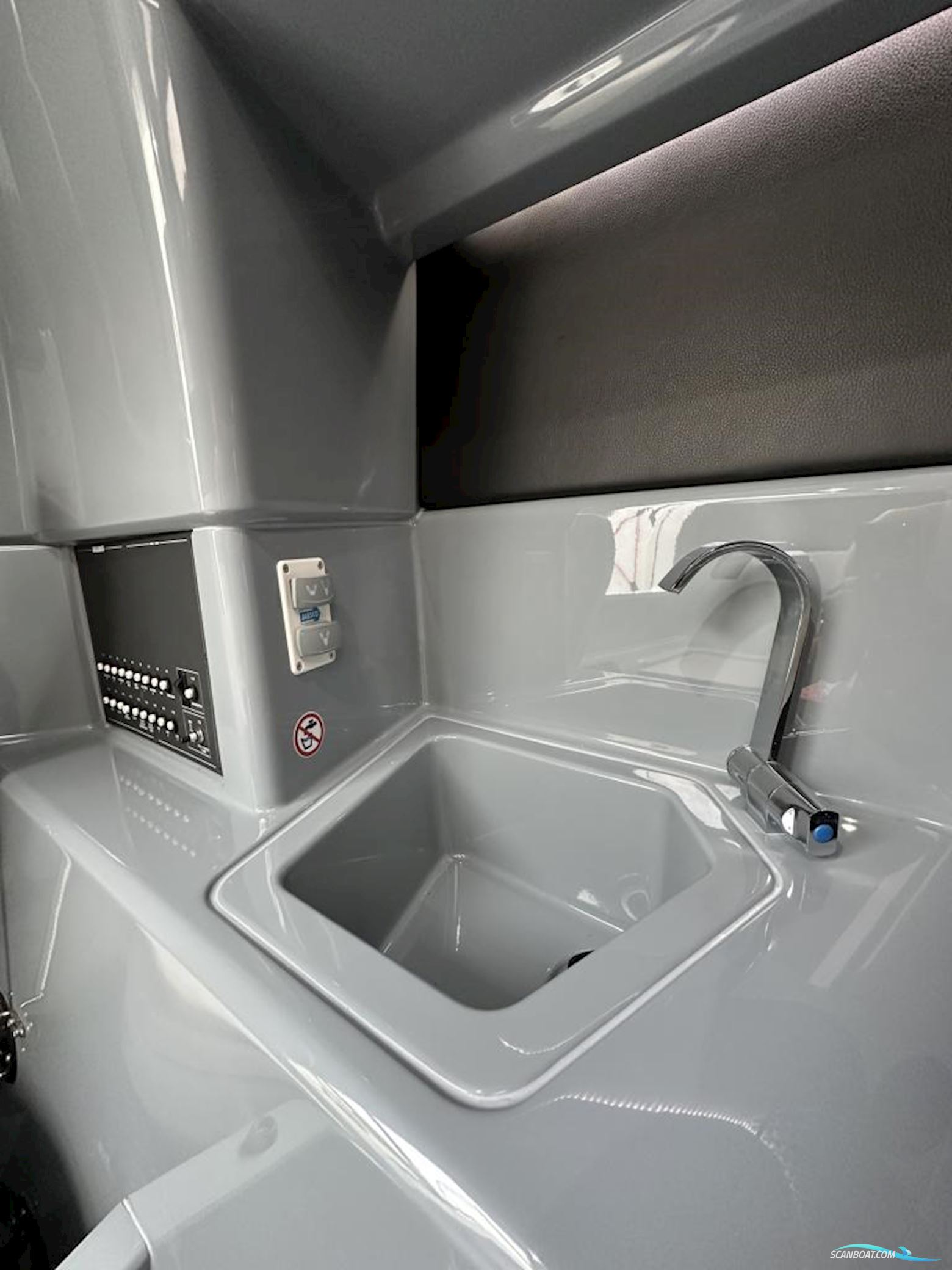 Brabus 300 Shadow - Multistorage