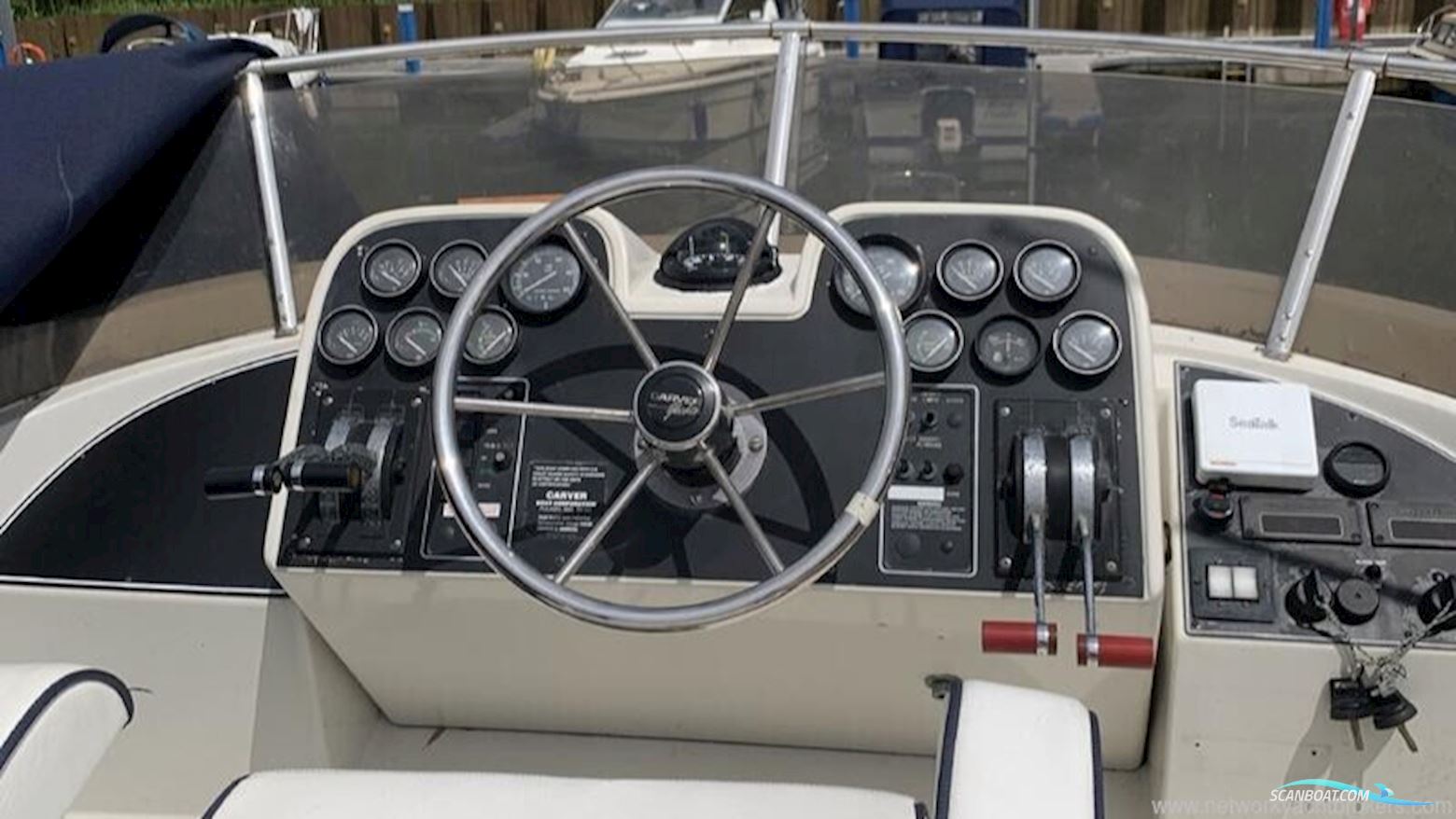 Carver 26 Command Bridge